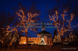 Borsos Szilárd: Kecskeméti Kossuth szobor adventi kivilágításban